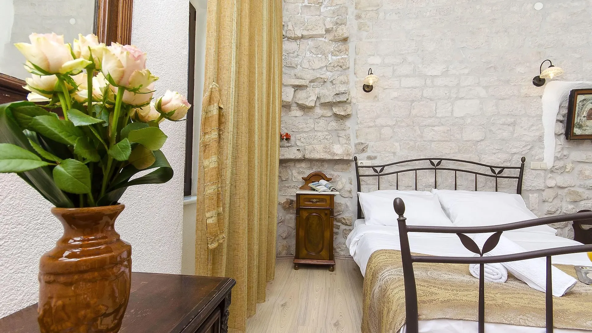 Palace Derossi Trogir Bed and breakfast