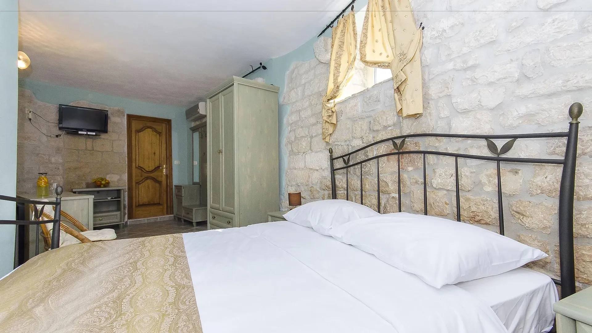 Palace Derossi Trogir Bed & Breakfast