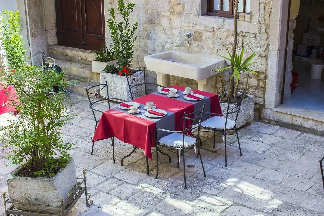 **** Panzió Palace Derossi Trogir Horvátország