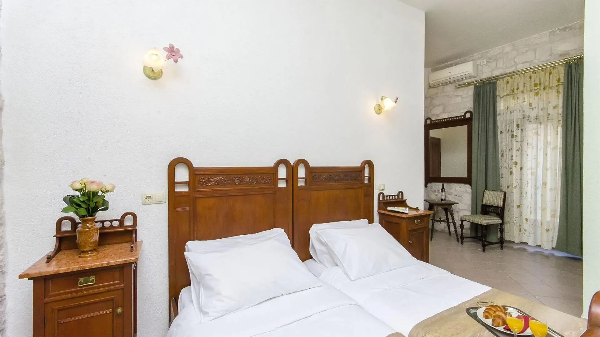 Palace Derossi Trogir Bed & Breakfast